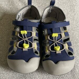 NWOT Keen sandals size 5 (big kid)